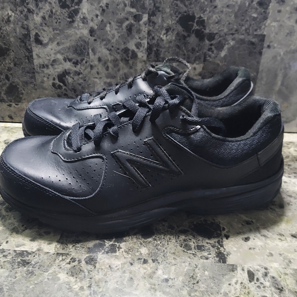 New Balance 411 MW411BK2 Men Sz. 9 2E Black Walking Shoes. - Picture 1 of 8